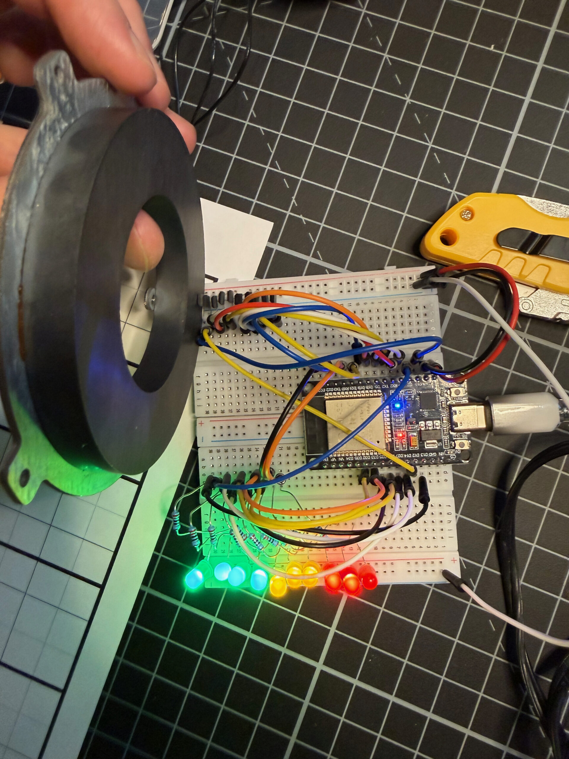 Large ring magnet lighting up all eight LEDs